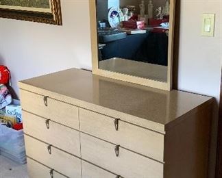 Vintage 4 -Drawer Dresser w/ Mirror	30x42x19in