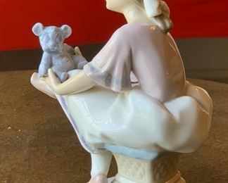 Lladro Figurine Girl & Teddy 7620	6.5x3.5x5.5	HxWxD
