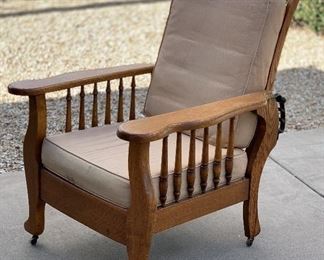 Vintage Oak Morris Reclining Chair	40x31x36in