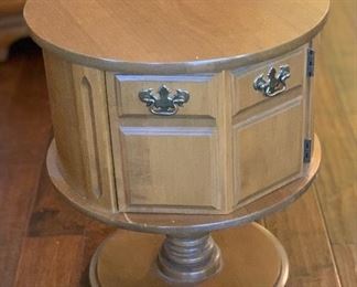 Mersman 2-24 Round Accent Table SINGLE	22in H x 19.5in Diameter	
