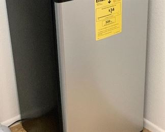 Sanyo SR-3720M Counter High Refrigerator	33x19x18.5in	HxWxD
