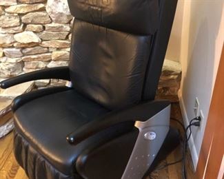 Keyton massaging chair 