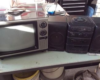 PHT216 TV and CD Player