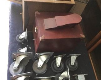 PHT232 Wheels, Shoe Shine & Trash Can