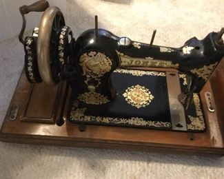 PHT437 Vintage Sewing Machine