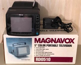 PHT439 Vintage Magnavox 5'' Color Portable TV