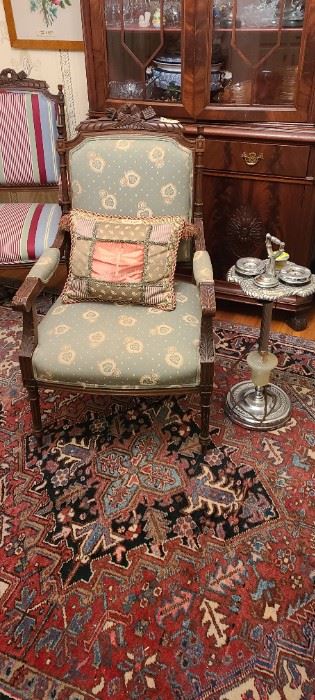 Great Rug
Accent Chair
Vintage standing ash tray 