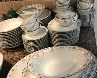 NORITAKE CHINA *DISCONTINUED* BLOOMFIELD 6042 SET 60 PIECES.