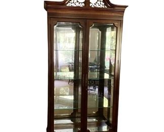 Lot 009
American of Martinsville lighted glass shelf curio cabinet