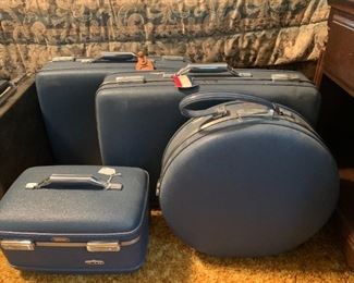 Vinatge American Tourister Luggage Set