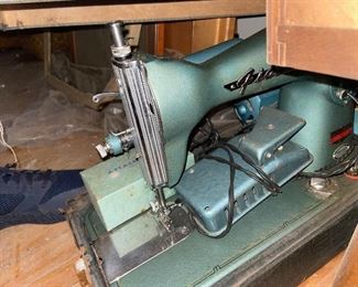 Industrial sewing machine