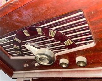 Travler wooden radio with turntable $100