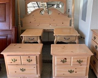 Thomasville Bedroom: Dresser w Mirror, Headboard and 2 Nightstands