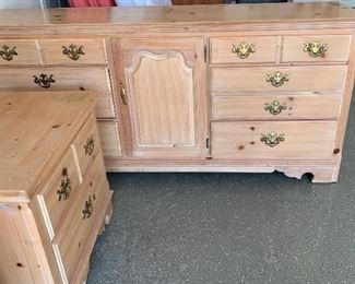 Thomasville Bedroom: Dresser w Mirror, Headboard and 2 Nightstands