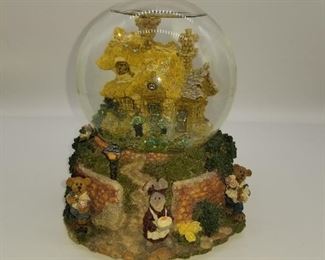 COZY COTTAGE SNOW GLOBE