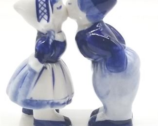 DUTCH BOY AND GIRL KISSING FIGURINE