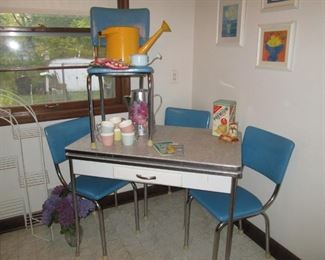 Mid Century table with leaves that pull out with four blue matching chairs in great condition.