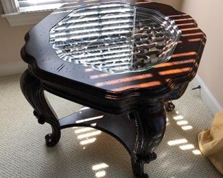 Gorgeous Side table w/Glass Top
