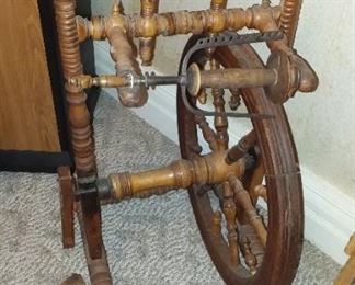 Antique spinning wheel 