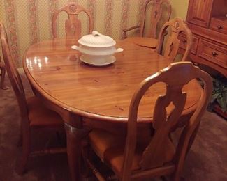A lovely Pine table with two leaves.All in great condition
