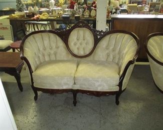 VICTORIAN LOVESEAT