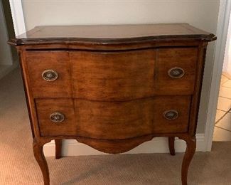 Henredon chest table
Henredon entry table with drawers 