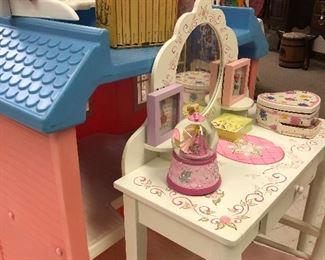 Childs Dressing Table & Dollhouse