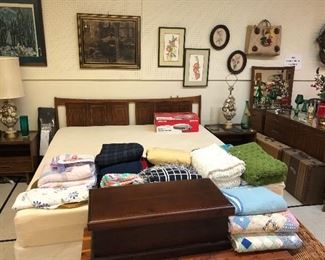 Mid Century Modern Bed w/King Size Tempur-pedic mattress
