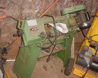 Metal cutting saw