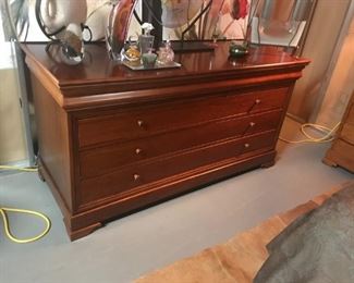 Amalio Russo Bedroom Set (Bed, 2 Nightstands, Dresser)