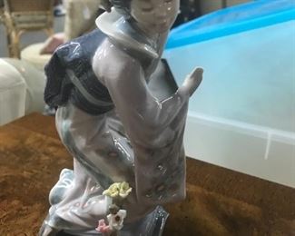 Lladro Geisha Girl Kneeling with Basket #1447