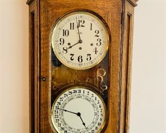 vintage Howard Miller Marlboro oak calendar clock