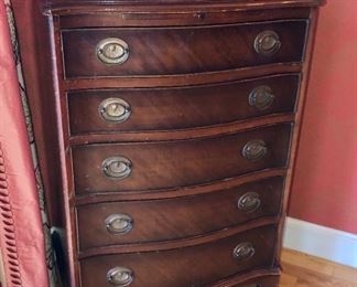 Federal style mahogany small chest of drawers