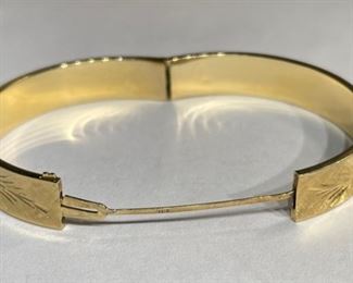 14k Gold Hinged Bangle Bracelet  SZ 7	14K	
