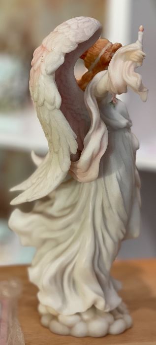 Seraphim Classics Hope Light in the Distance Angel Sculpture	12x8x6in	HxWxD
