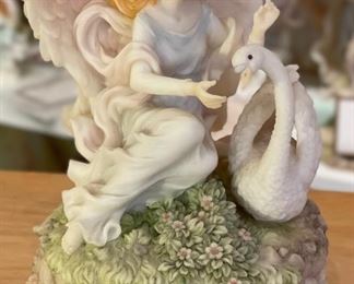 Seraphim Olivia Music Box Angel Sculpture	6.5x5x4in	HxWxD
