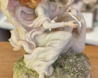 Seraphim Olivia Music Box Angel Sculpture	6.5x5x4in	HxWxD
