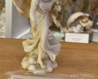 Seraphim Glad Tidings Annunciation Angel Sculpture	8x5x5	HxWxD
