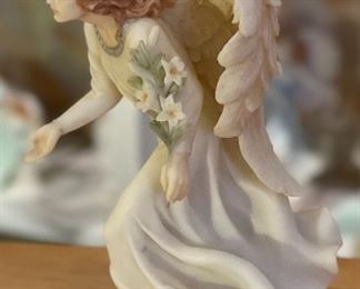 Seraphim Glad Tidings Annunciation Angel Sculpture	8x5x5	HxWxD
