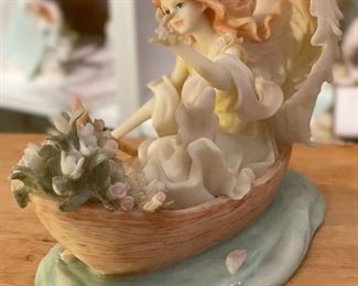 Seraphim Patricia Summer Splendor Angel Sculpture	5x7.5x4.5in	HxWxD
