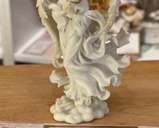 Seraphim Memorial Angel Gods Care Angel Sculpture	8x4.5x3.5in	
