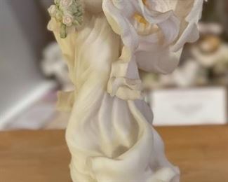 Seraphim Claire Angel Friend Angel Sculpture	7.5x5x3in	HxWxD
