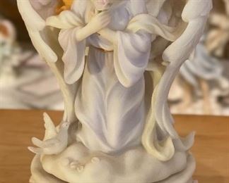 Seraphim Bernadette Gentle Comfort Music Box	8x4.5x4.5in	HxWxD
