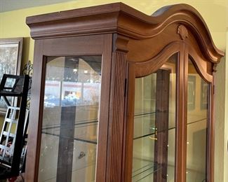 San Leandro Versailles Curio Cabinet	82x42x16in	HxWxD
