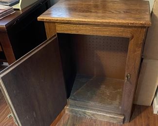 Vintage Oak Cabinet 29.5x21.5x13in HxWxD