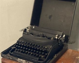 Remington Rand Vintage Typewriter		
