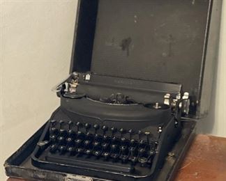 Remington Rand Vintage Typewriter		
