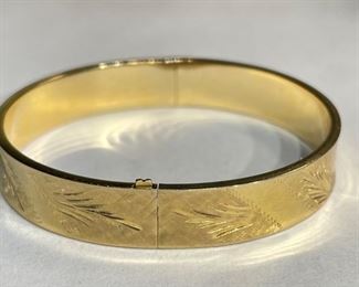 14k Gold Hinged Bangle Bracelet  SZ 7	14K	
