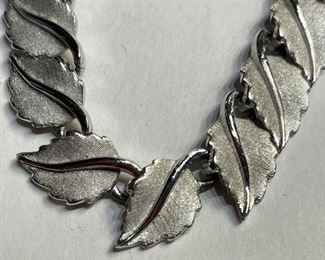 Trifari Silver Tone Vintage Leaf Necklace Choker		
