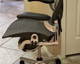 Herman Miller Aeron Chair Aluminum/Graphite	Size C. 43x28x26in	HxWxD
